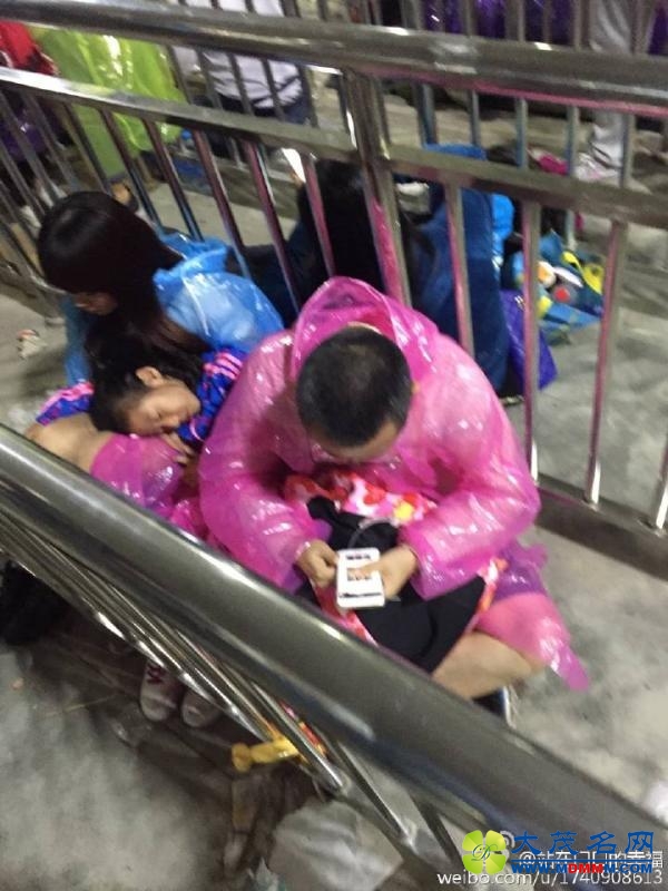 华山突发大风 索道停运致大批旅客深夜滞留山顶