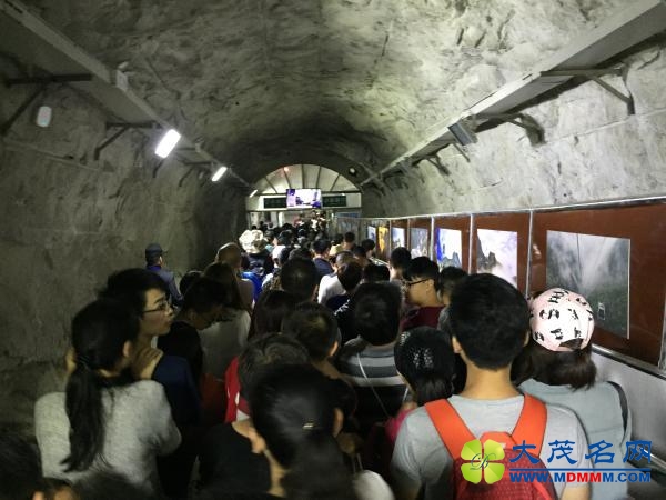 华山突发大风 索道停运致大批旅客深夜滞留山顶