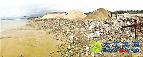 福州一伙人采砂后再运建筑垃圾填江 村民组建“护村队”(图)