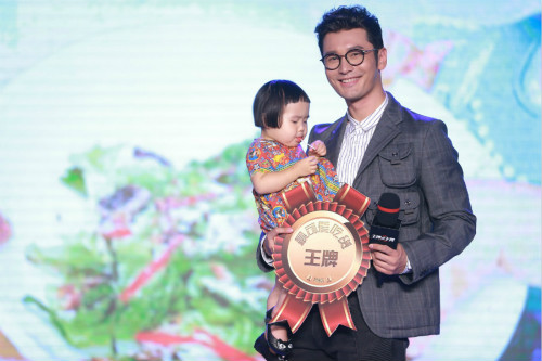 黄晓明避谈baby怀孕传闻 谢依霖忙打圆场