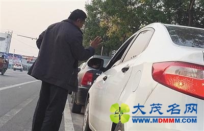 北京天宫院地铁外停车位被圈占 每天收费30元