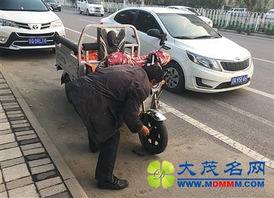 北京天宫院地铁外停车位被圈占 每天收费30元