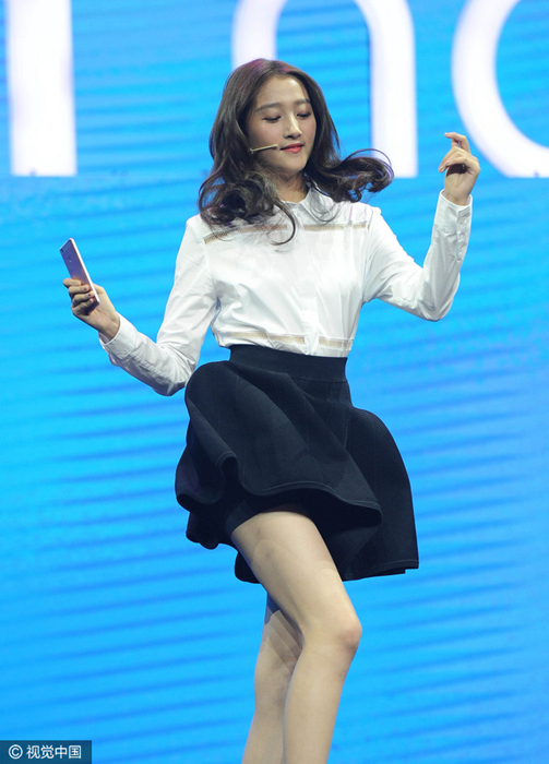 “国民闺女”不但是长腿学霸 更当台教起了粉丝跳舞