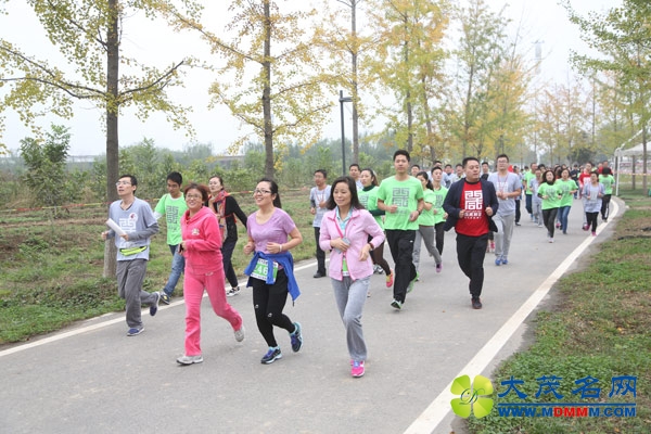 “我们都是跑步家”开跑 秦凯何姿送出爱情祝福