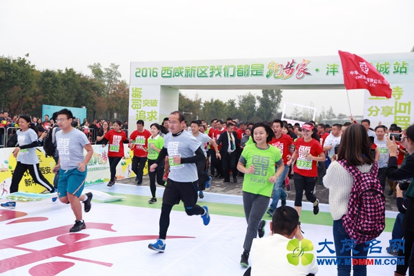 “我们都是跑步家”开跑 秦凯何姿送出爱情祝福