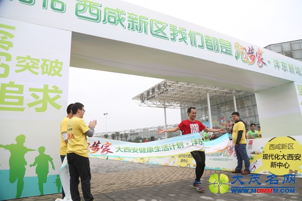 “我们都是跑步家”开跑 秦凯何姿送出爱情祝福