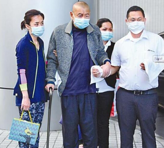 65岁富豪刘銮雄病情好转 甘比忙于照顾疲惫不堪