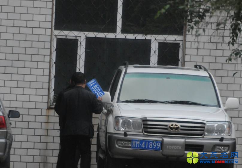 黑龙江一局长开假牌车 记者调查时对方称“整死你”