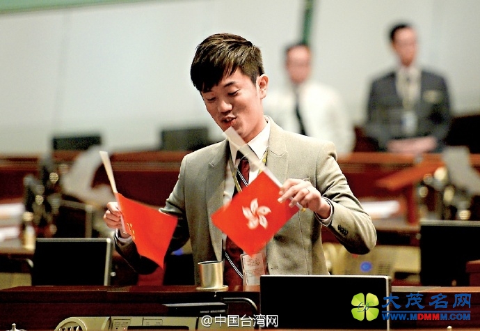 “港独”议员故意倒插五星红旗 被驱逐出场(图)