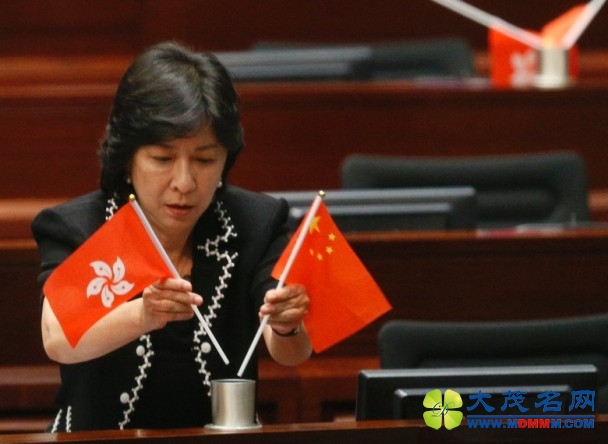 “港独”议员故意倒插五星红旗 被驱逐出场(图)