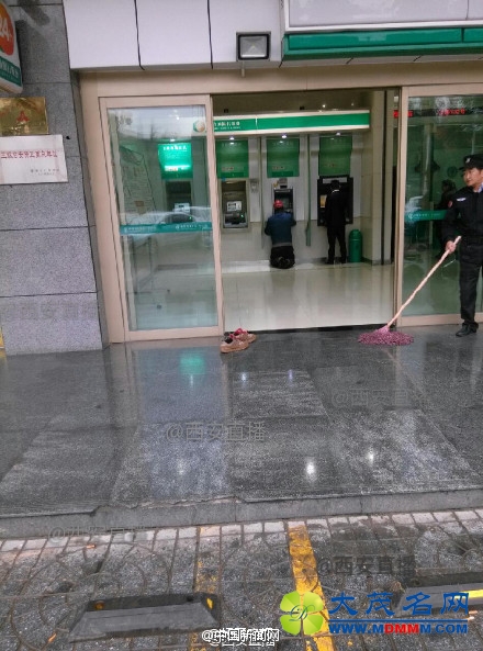 怕弄脏地面 民工脱鞋跪地取款(图)
