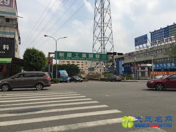 东莞男子追砸运钞车被击毙：目击者称死者曾被剐蹭