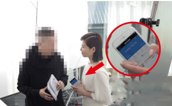 壕！刘涛片场刷手机 疑似支付宝余额曝光(图)