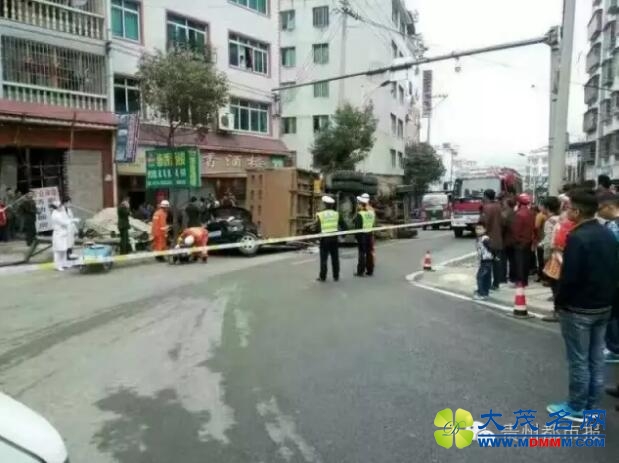 贵州一皮卡车直接被卡车压成“片片”1死1伤