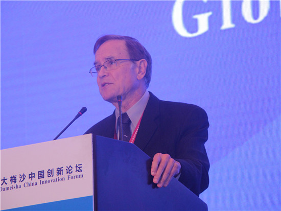 美国东西方研究中心总裁查尔斯·莫里森