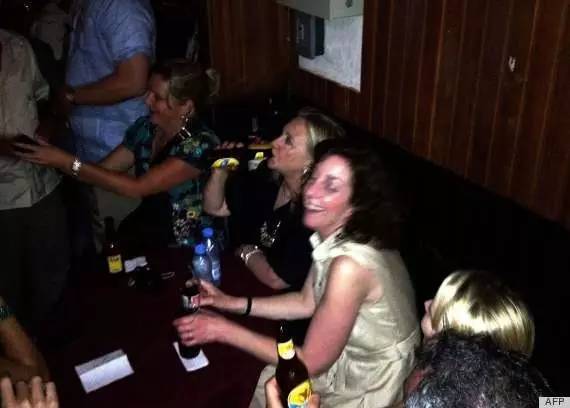 喝了那么多啤酒 依旧输了竞选 今天敬希拉里