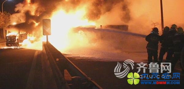 山东潍坊油罐车被追尾爆炸 火焰高达十几米