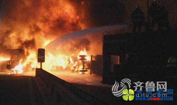 山东潍坊油罐车被追尾爆炸 火焰高达十几米