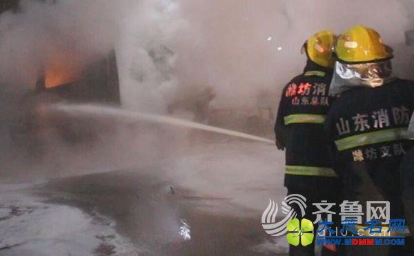 山东潍坊油罐车被追尾爆炸 火焰高达十几米