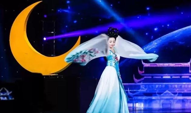 央视美女主持李思思扮嫦娥 当众跳舞秀好身材(图)