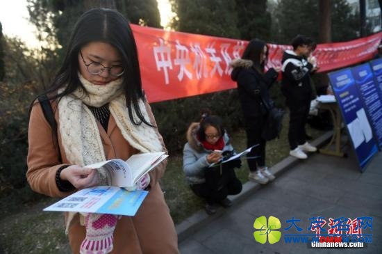 逾50万国考报名者最终弃考 烧脑试题在考察什么？