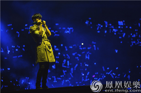 张杰深圳开唱票房火爆 李云迪助阵何炅阿拉蕾有爱互动