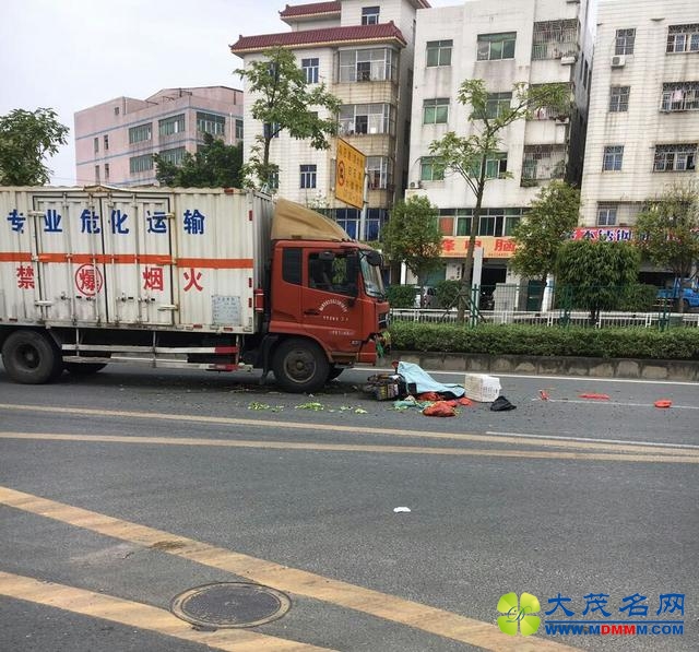 龙岗一男子骑电动车逆行 被大货车当场撞死