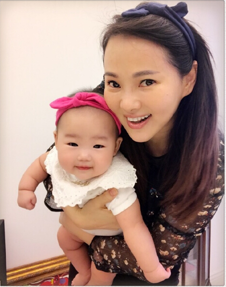 米粒被妈妈伊能静抱在怀里，甜美笑容萌化了(图)