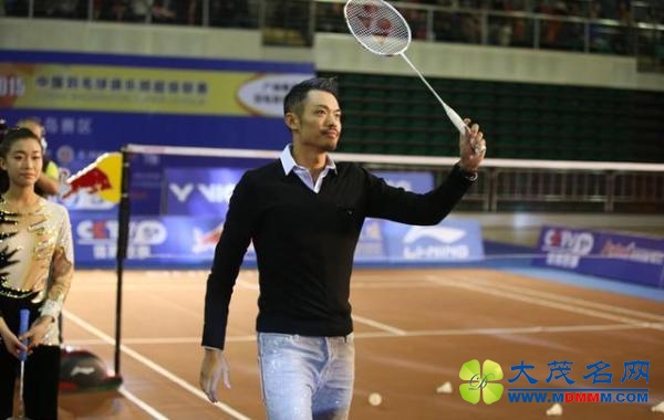 自从签约个人赞助商尤尼克斯后，林丹曾在赛场内遭遇了重重的商业阻碍。