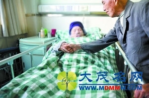 老伴突然晕倒昏迷 他怕自己会睡着一直站着陪护（图）