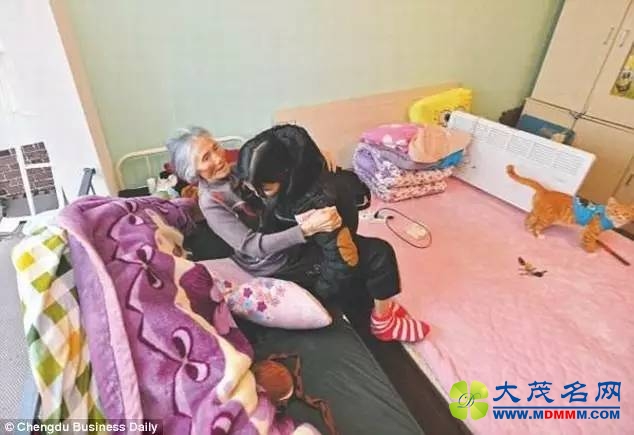 成都女大学生背奶奶上学 外国网友：看看中国人！