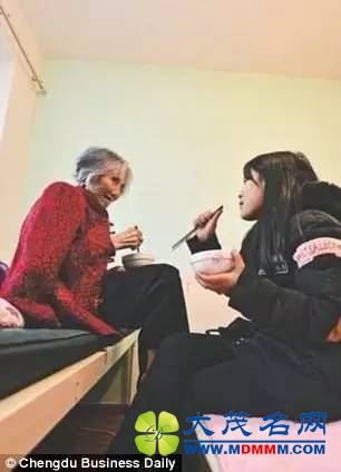 成都女大学生背奶奶上学 外国网友：看看中国人！