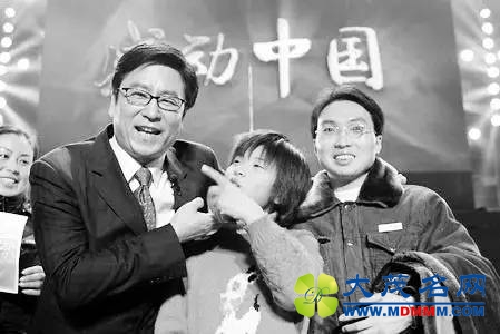 成都女大学生背奶奶上学 外国网友：看看中国人！
