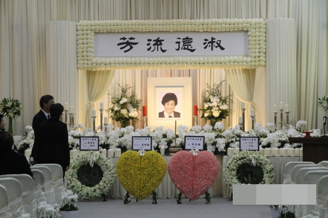 最小胞妹“十三姑娘”病逝 赌王行动不便送花圈悼念(图)