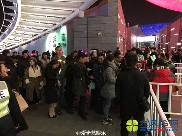 王菲演唱会大咖云集观众刷屏，却心疼坏了一大票粉丝