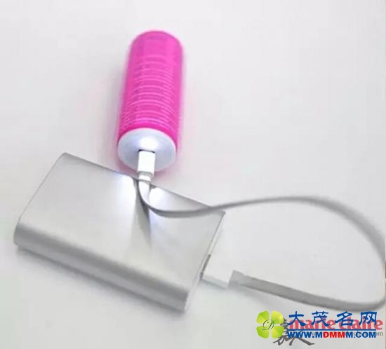 这款充电卷发器可以随时随地用充电宝充电