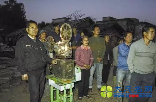广西农民义务放电影10年被叫停 当地领导登门协商
