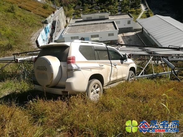 聊天太投入停车竟忘踩刹车 越野车冲下山坡